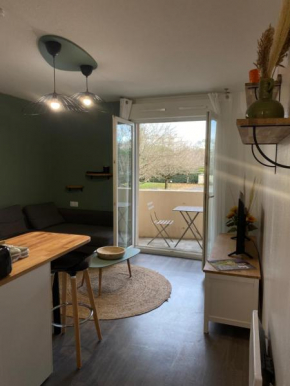 Appartement au calme Bordeaux - Parking Privé- Balcon - Proche Tram- Wifi et Netflix